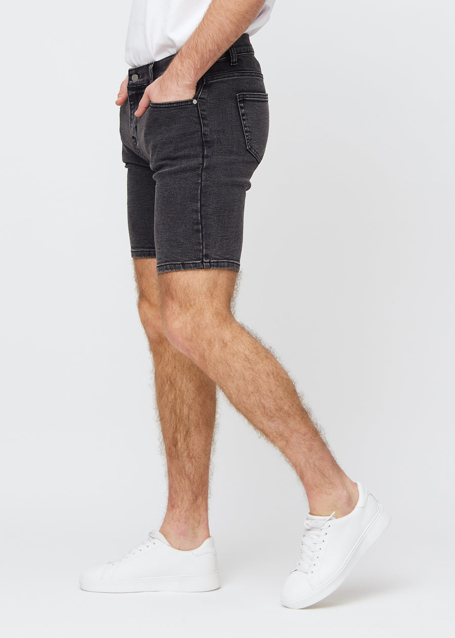 Mørkegrå denim regular middle shorts set fra siden på model.