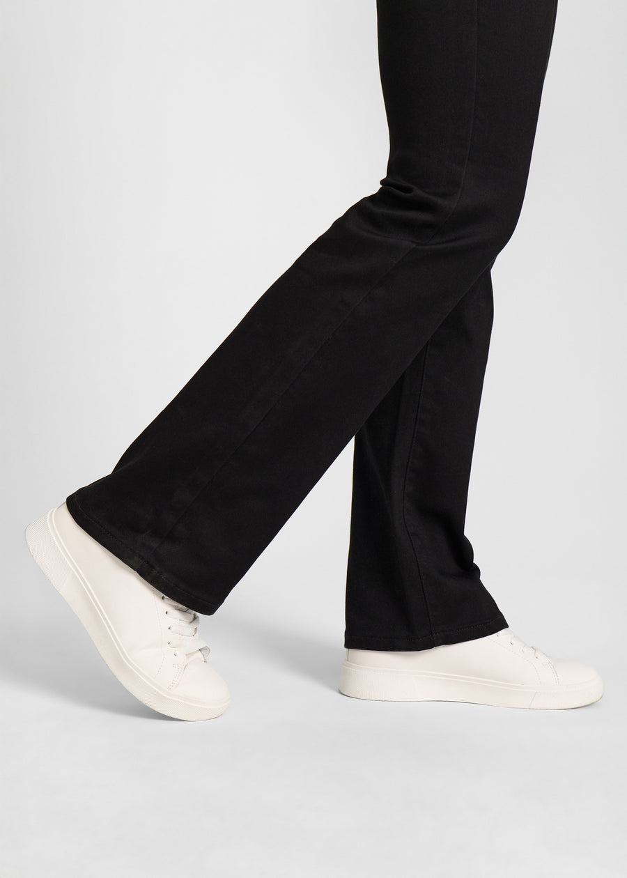 Anklerne på en model, så man kan se det lette svaj i buksebenet.