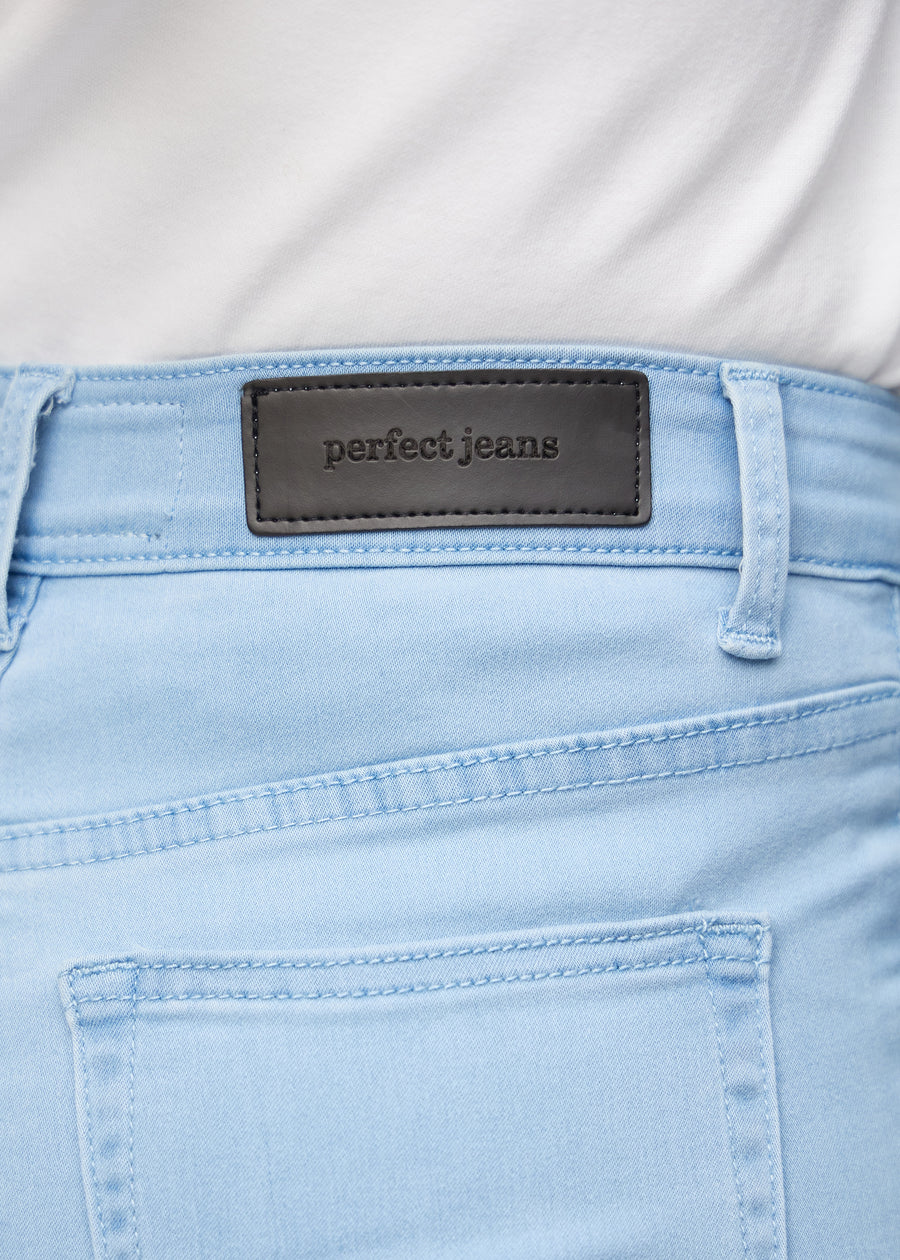 Baglommen på et par lyseblå regular middle shorts, hvor man kan se logoet.