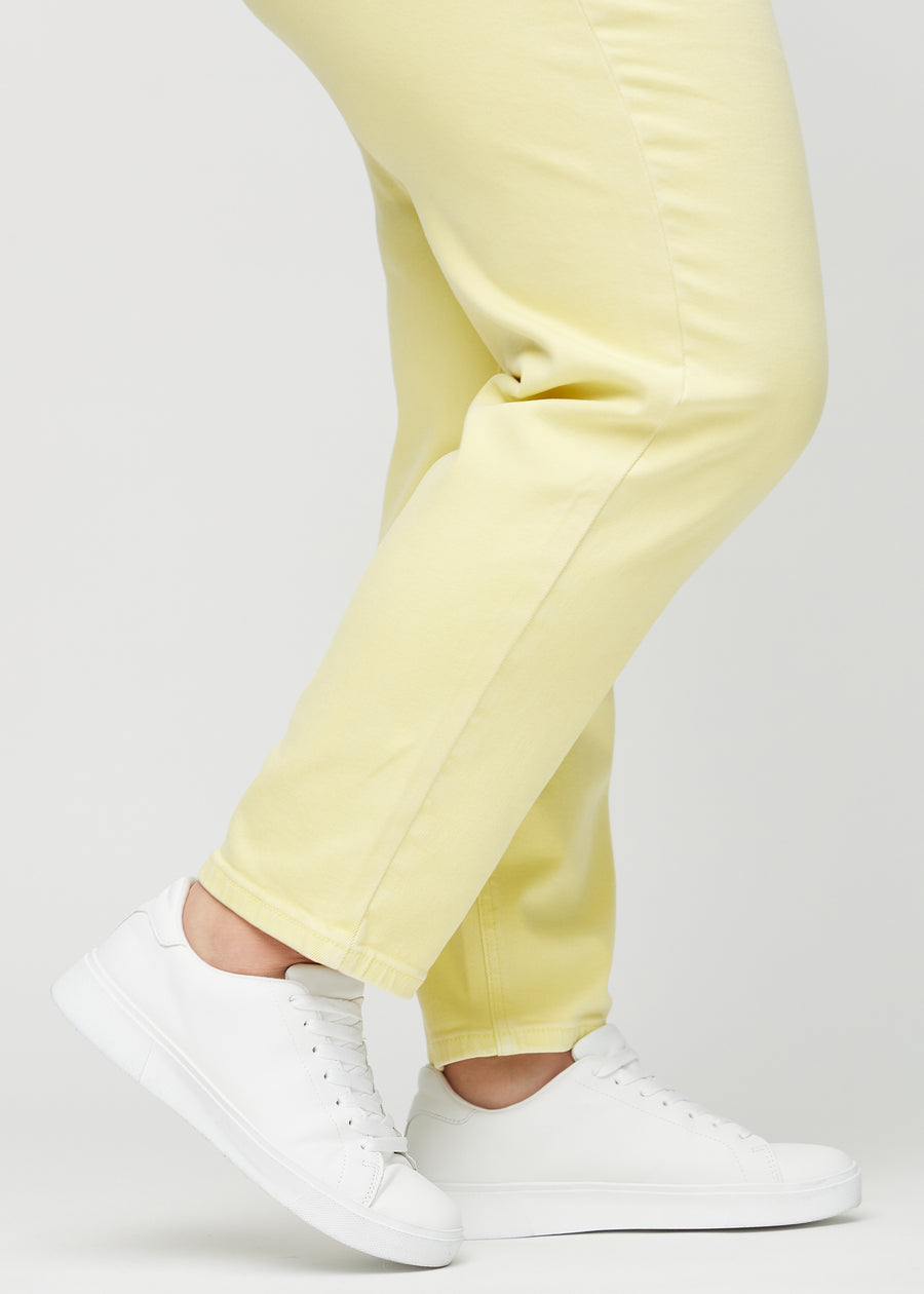 Anklerne på en plus-size model, så man kan se, hvor løst jeansene sidder.