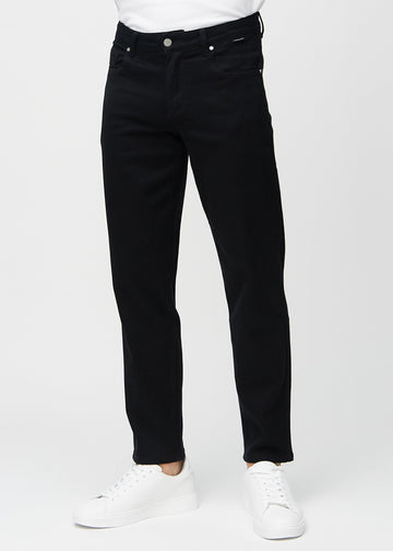 Sorte regular jeans, modelnavn Ravens, som går lige ned langs benet, set forfra.