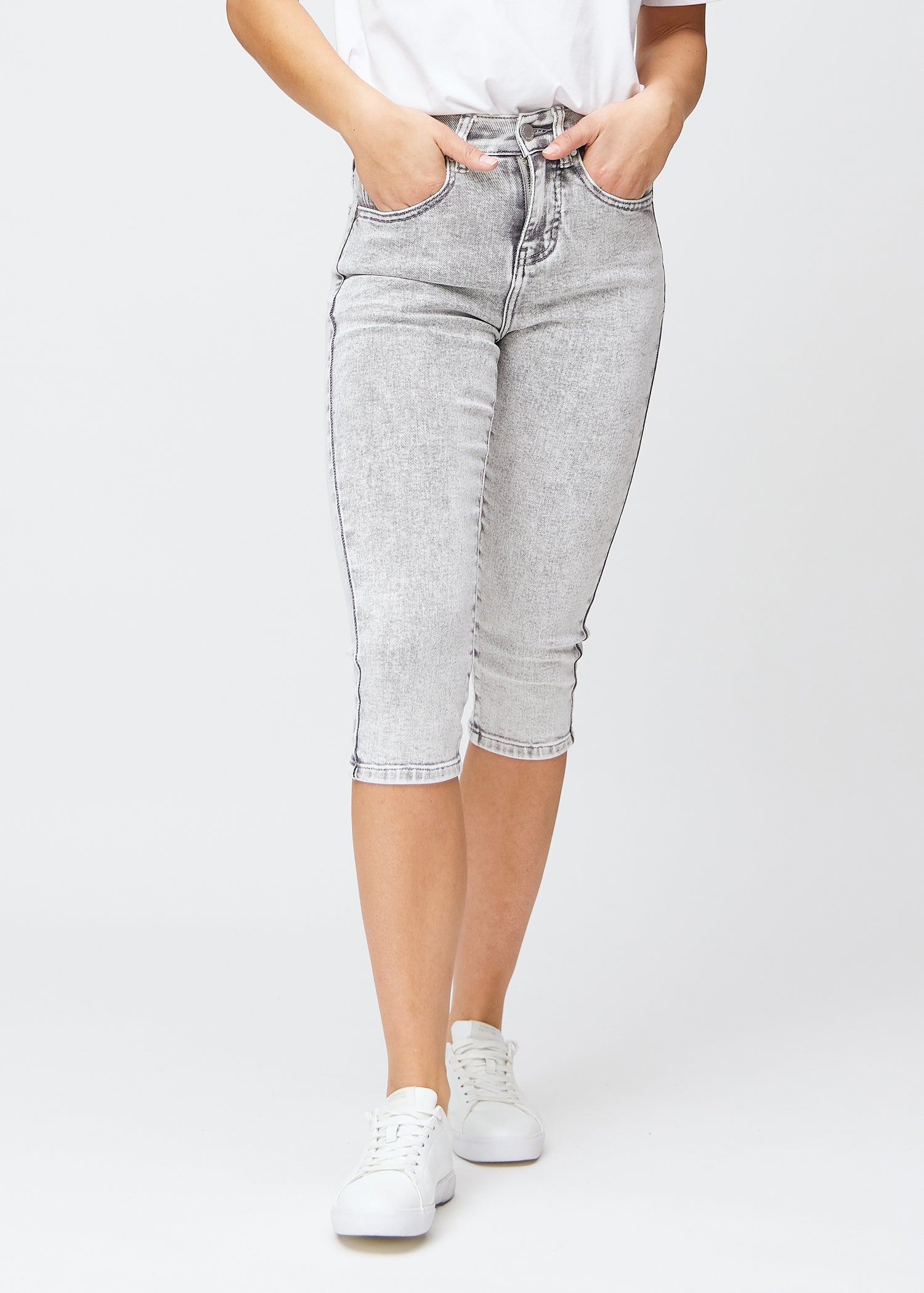 Lysegrå denim slim capris, farve Ashes, med tætsiddende pasform der former benene og slutter lige under knæet – set forfra.