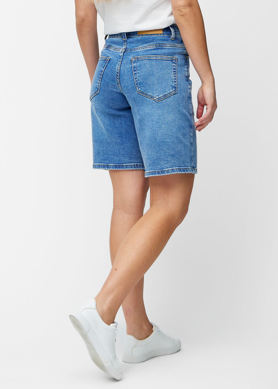 Løse, klassisk blå denim shorts i farven Rivers set bagfra, så pasform og længde kan ses.