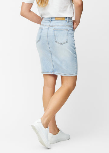Lyseblå, tætsiddende og knælang denimnederdel set bagfra, så hele