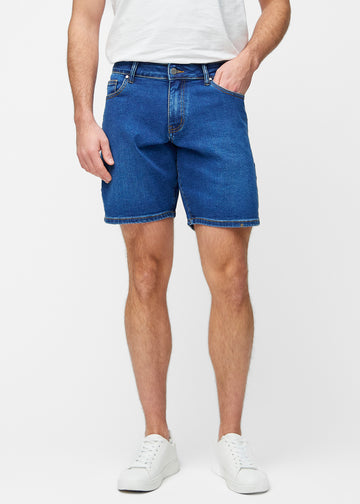 Dark blue denim shorts for men in the colour Oceans with a regular fit that sits naturally at the hips and leaves room around the thighs, seen from the front.