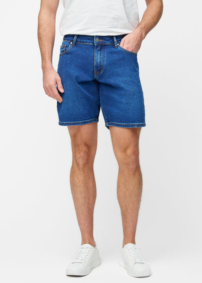 Dark blue denim shorts for men in the colour Oceans with a regular fit that sits naturally at the hips and leaves room around the thighs, seen from the front.