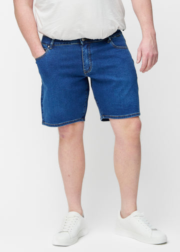 Dark blue denim shorts for men in the colour Oceans with a regular fit seen from the front on a plus-size model.