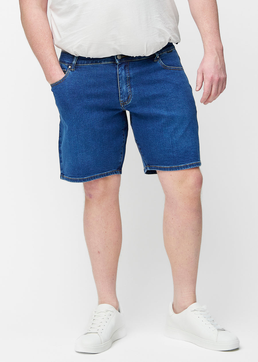 Dark blue denim shorts for men in the colour Oceans with a regular fit seen from the front on a plus-size model.