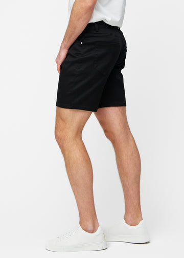 Black shorts for men in the colour Ravens with a regular fit seen from the side on a model.