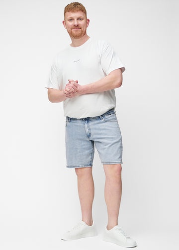 Full image of a plus-size model wearing light blue denim shorts for men in the colour Waves with a regular fit.