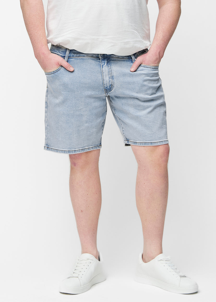 Light blue denim shorts for men in the colour Waves with a regular fit seen from the front on a plus-size model, sitting naturally at the hips and leaving room around the thighs.