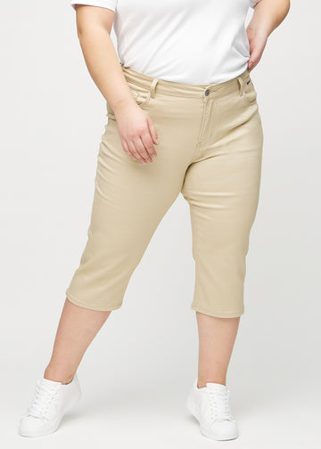 Beige regular capris, model name Gazelles, with a straight leg fit and ending just below the knee on a plus-size model, seen from the front.