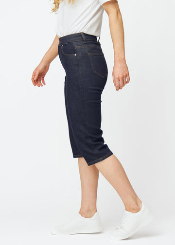 Deep dark blue denim capris for women in the colour Midnights with a regular fit seen from the side on a model.