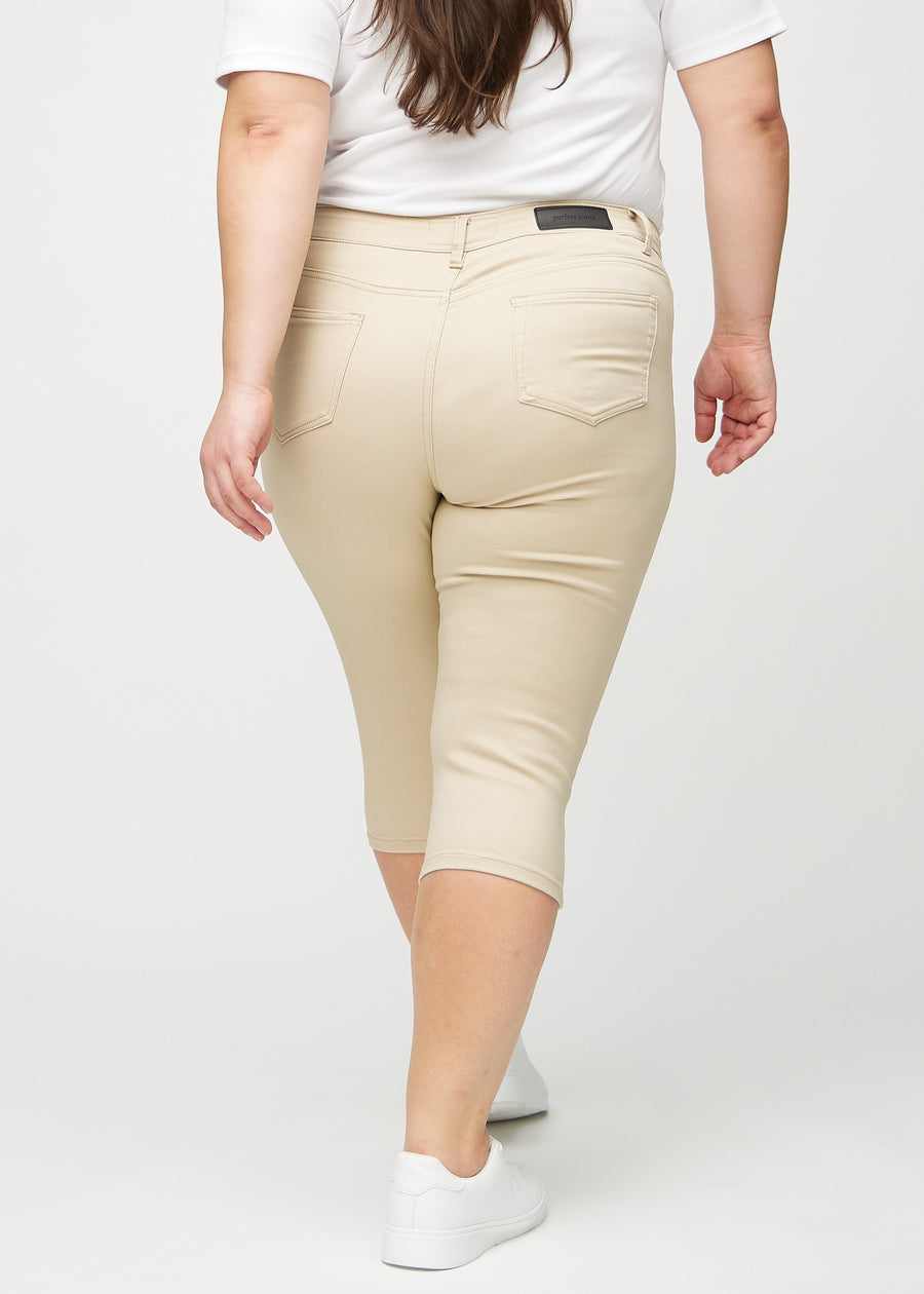Skinny capris for women in beige fabric, color Gazelles. Back view on a plus-size model, showing the fit and back pockets.