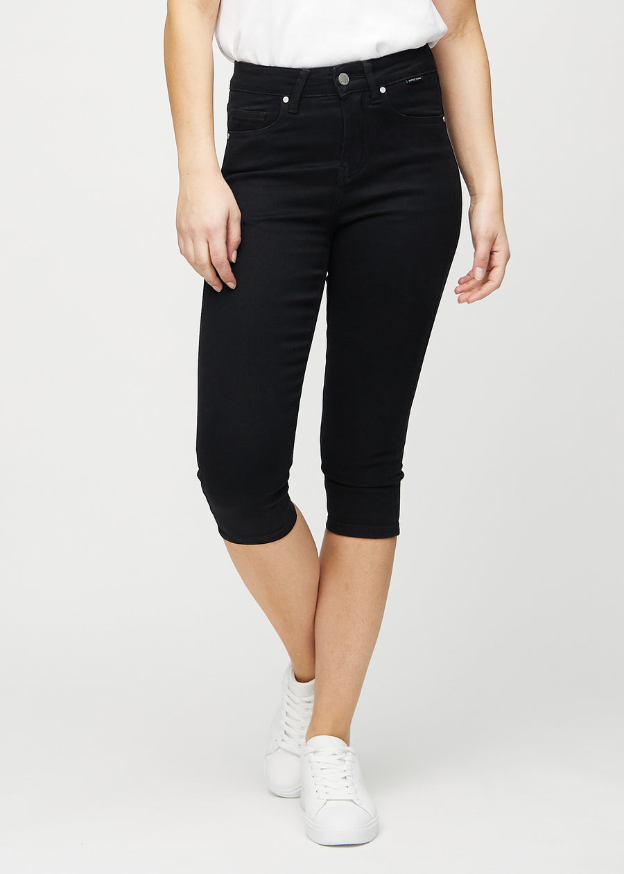 Skinny capris for women in black fabric, color Ravens. Front view on a model, showing the close-fitting legs ending just below the knee.