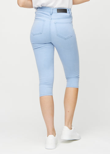 Skinny capris for women in light blue fabric, color Skies. Back view on a model, showing the fit and back pockets.