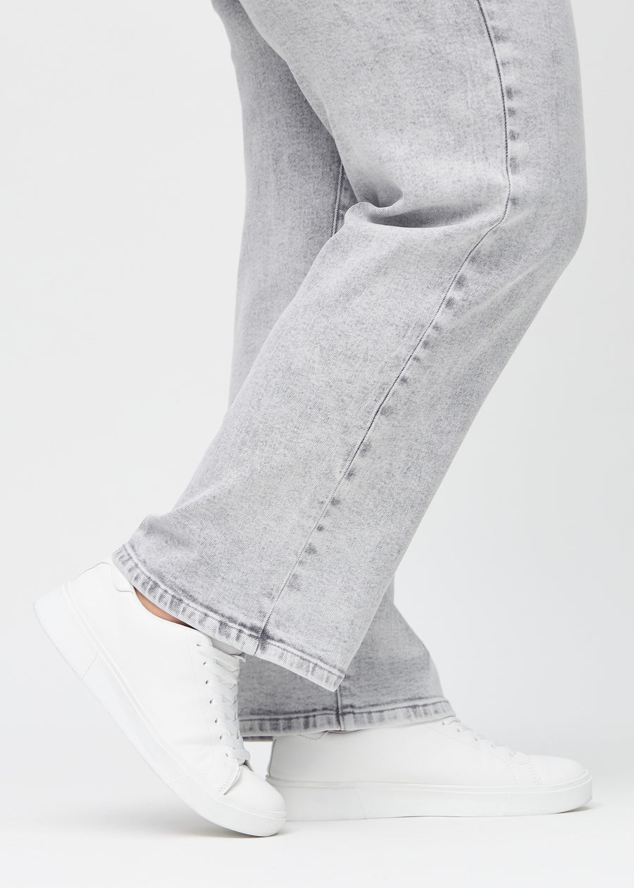 Loose jeans for women in light grey, color Ashes. Close-up at the ankles on a plus-size model, showing the wide leg openings.