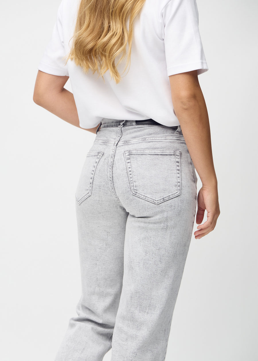 Loose jeans for women in light grey, color Ashes. Close-up from behind on a model, showing the fit and details.