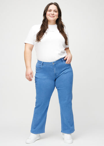 Loose jeans for women in blue, color Geraniums. Full-length view of a plus-size model wearing the loose-fit jeans.