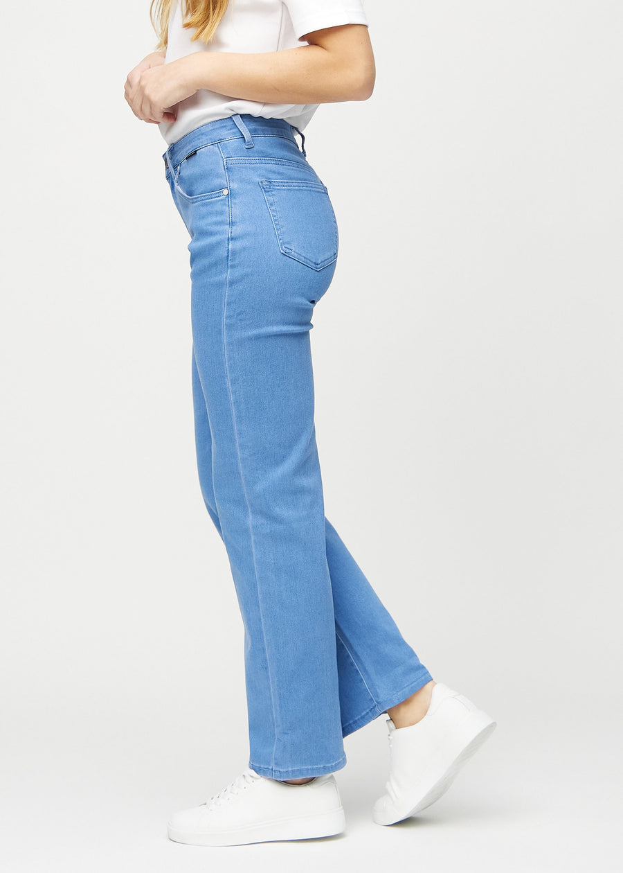 Loose jeans for women in blue, color Geraniums. Side view on a model, showing the loose fit.