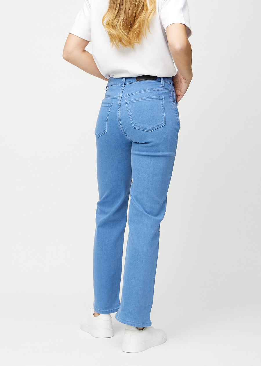 Loose jeans for women in blue, color Geraniums. Back view on a model, showing the overall relaxed fit.
