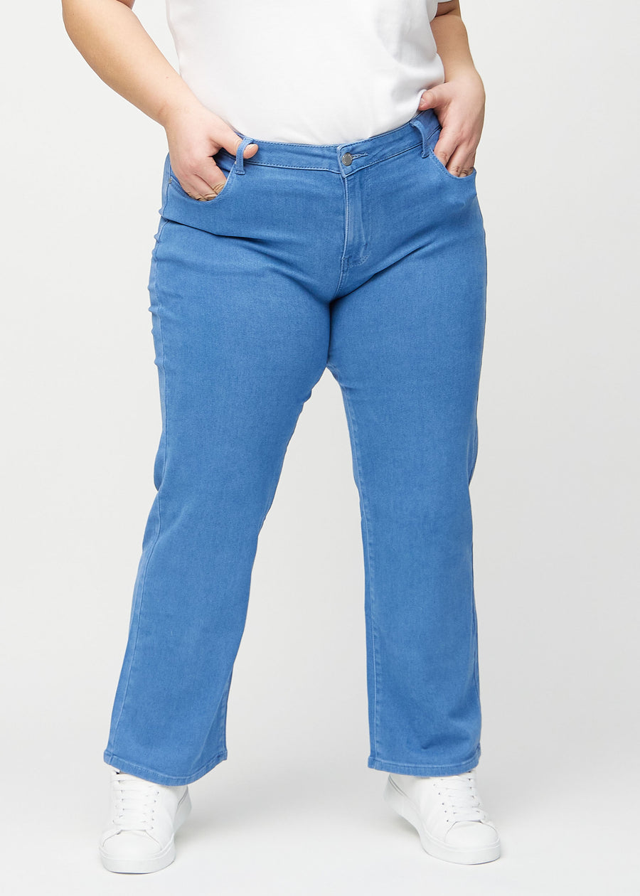 Loose jeans for women in blue, color Geraniums. Front view on a plus-size model, showing the roomy, wide-leg fit.