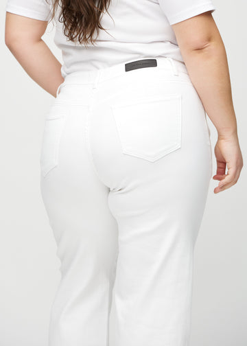 Loose jeans for women in white, color Marguerites. Close-up from behind on a plus-size model, showing the fit and details.