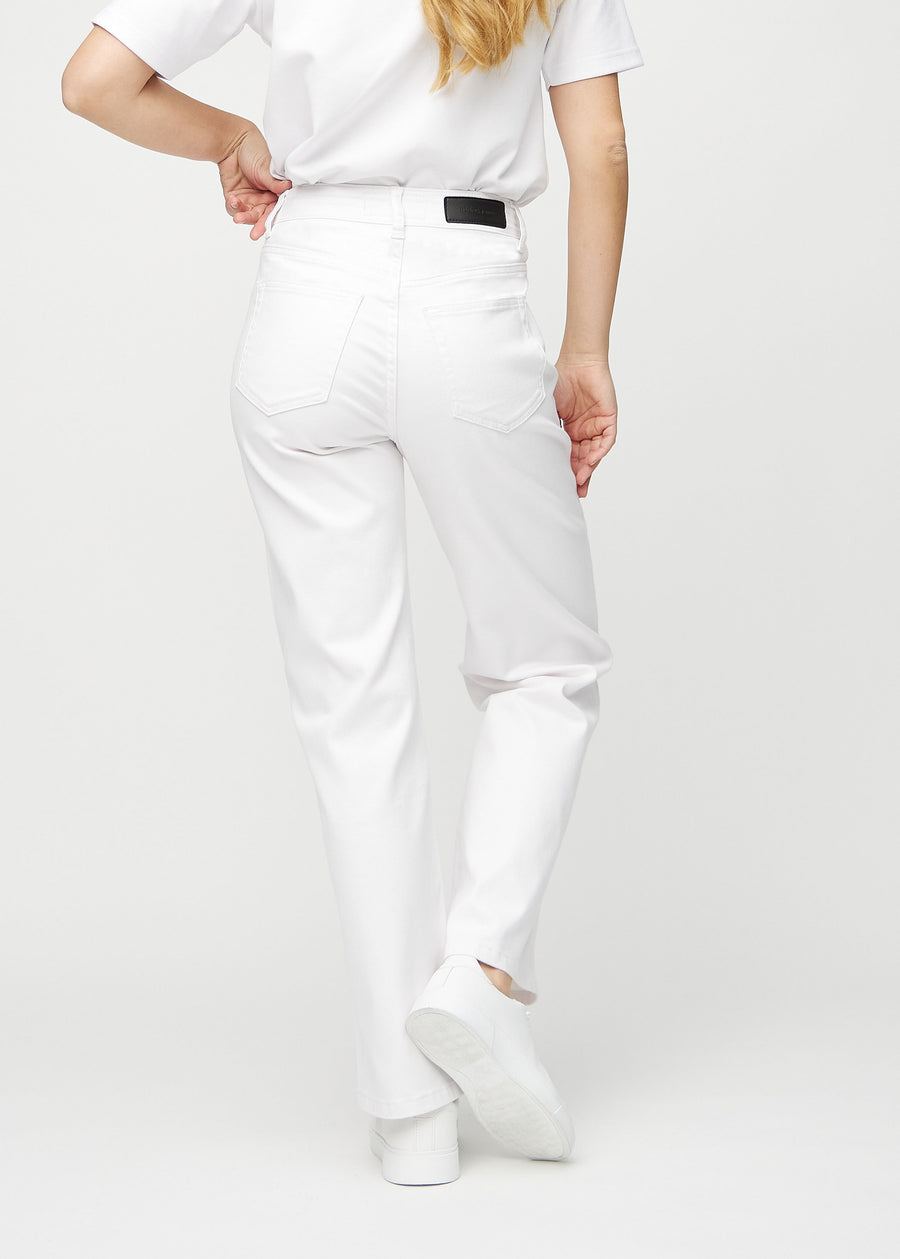 Loose jeans for women in white, color Marguerites. Back view on a model, showing the overall relaxed fit.