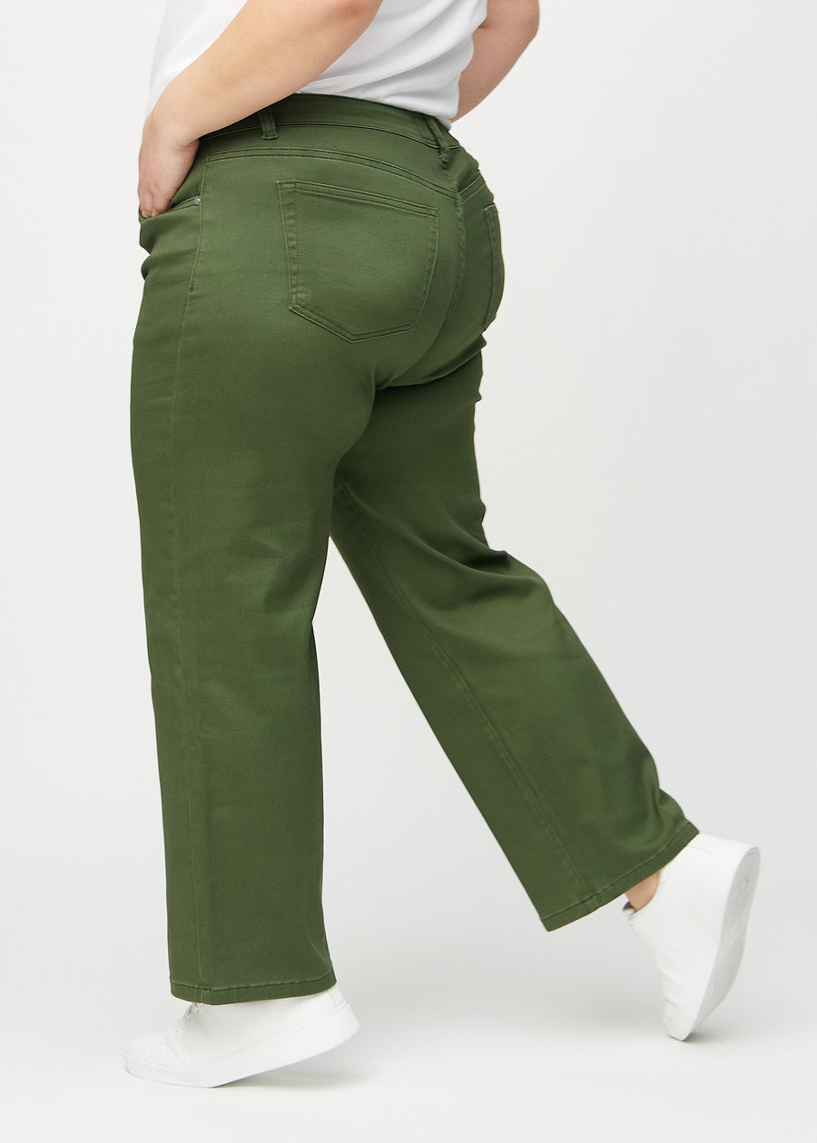 Loose jeans for women in dark green, color Renewals. Side view on a plus-size model, showing the loose fit.