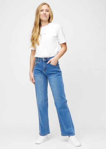 Loose jeans for women in blue, color Rivers. Full-length view of a model wearing the loose-fit jeans.