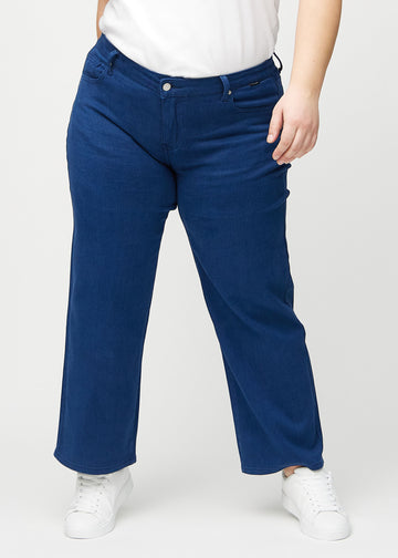 Loose jeans for women in dark blue, color Royals. Front view on a plus-size model, showing the roomy, wide-leg fit.