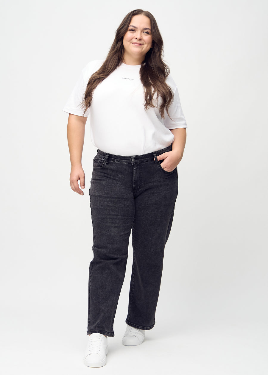 Loose jeans for women in dark grey, color Shadows. Full-length view of a plus-size model wearing the loose-fit jeans.