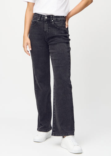 Loose jeans for women in dark grey, color Shadows. Front view on a model, showing the roomy, wide-leg fit.
