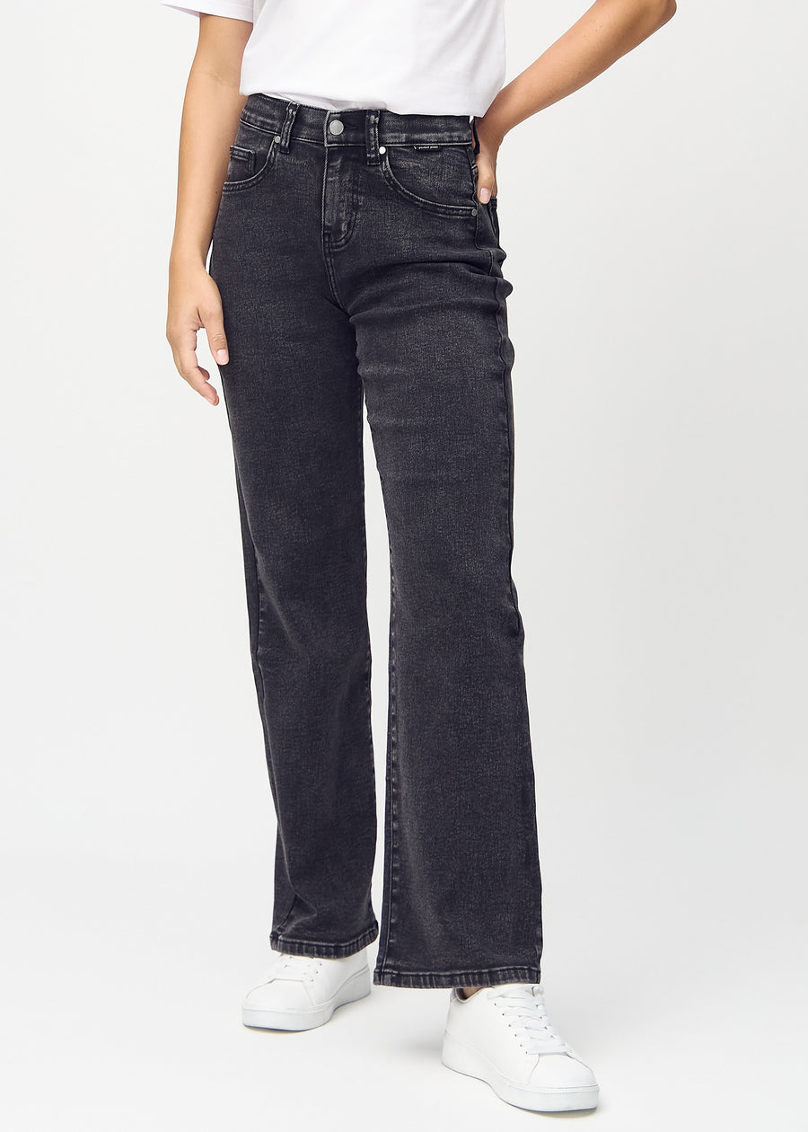 Loose jeans for women in dark grey, color Shadows. Front view on a model, showing the roomy, wide-leg fit.