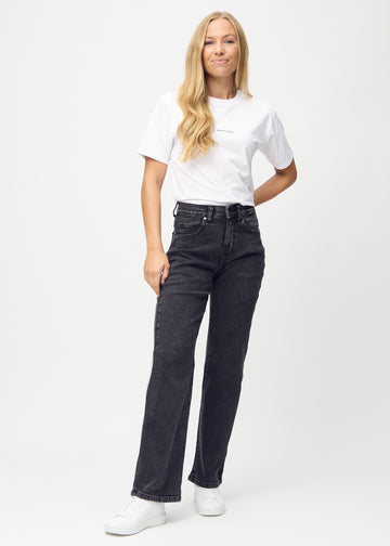 Loose jeans for women in dark grey, color Shadows. Full-length view of a model wearing the loose-fit jeans.