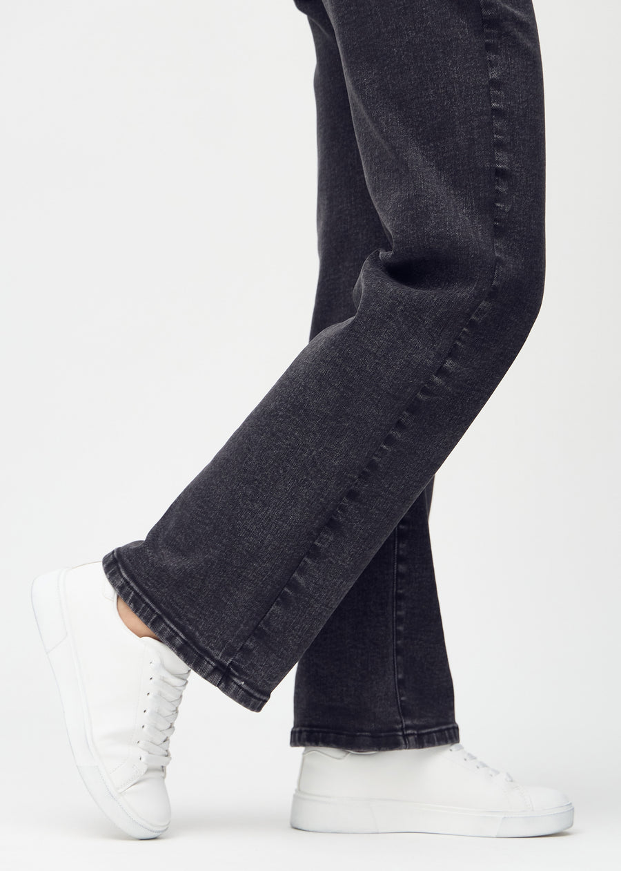 Loose jeans for women in dark grey, color Shadows. Close-up at the ankles on a model, showing the wide leg openings.