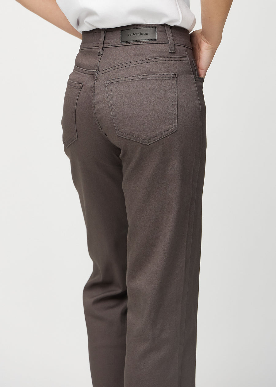 Loose jeans for women in grey-brown, color Thunders. Close-up from behind on a model, showing the fit and details.