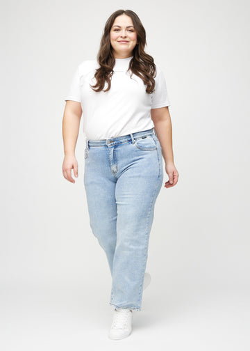 Loose jeans for women in light blue, color Waves. Full-length view of a plus-size model wearing the loose-fit jeans.