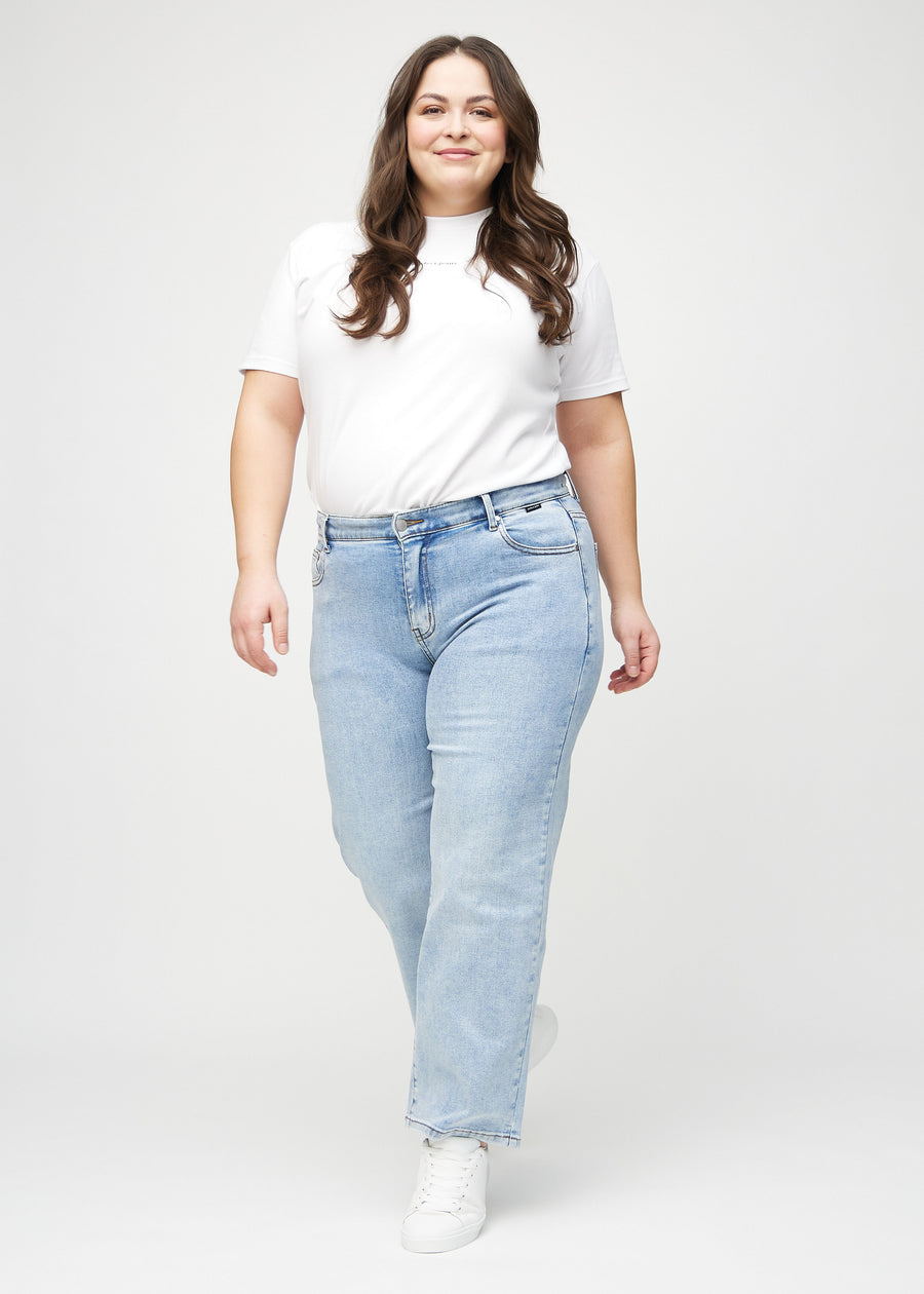 Loose jeans for women in light blue, color Waves. Full-length view of a plus-size model wearing the loose-fit jeans.