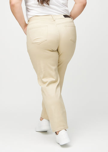 Regular jeans for women in beige, color Gazelles. Back view on a plus-size model, showing the full fit.