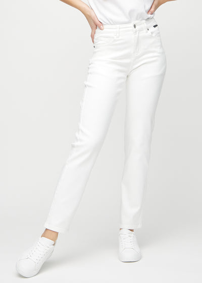 Regular jeans for women in white, color Marguerites. Front view on a model, showing the classic straight-leg fit.
