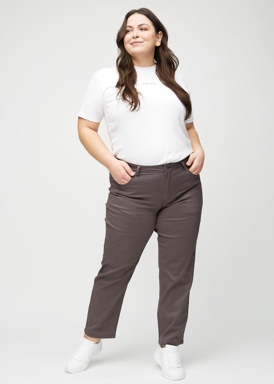 Regular jeans for women in grey-brown, color Thunders. Full-length view of a plus-size model wearing the jeans.