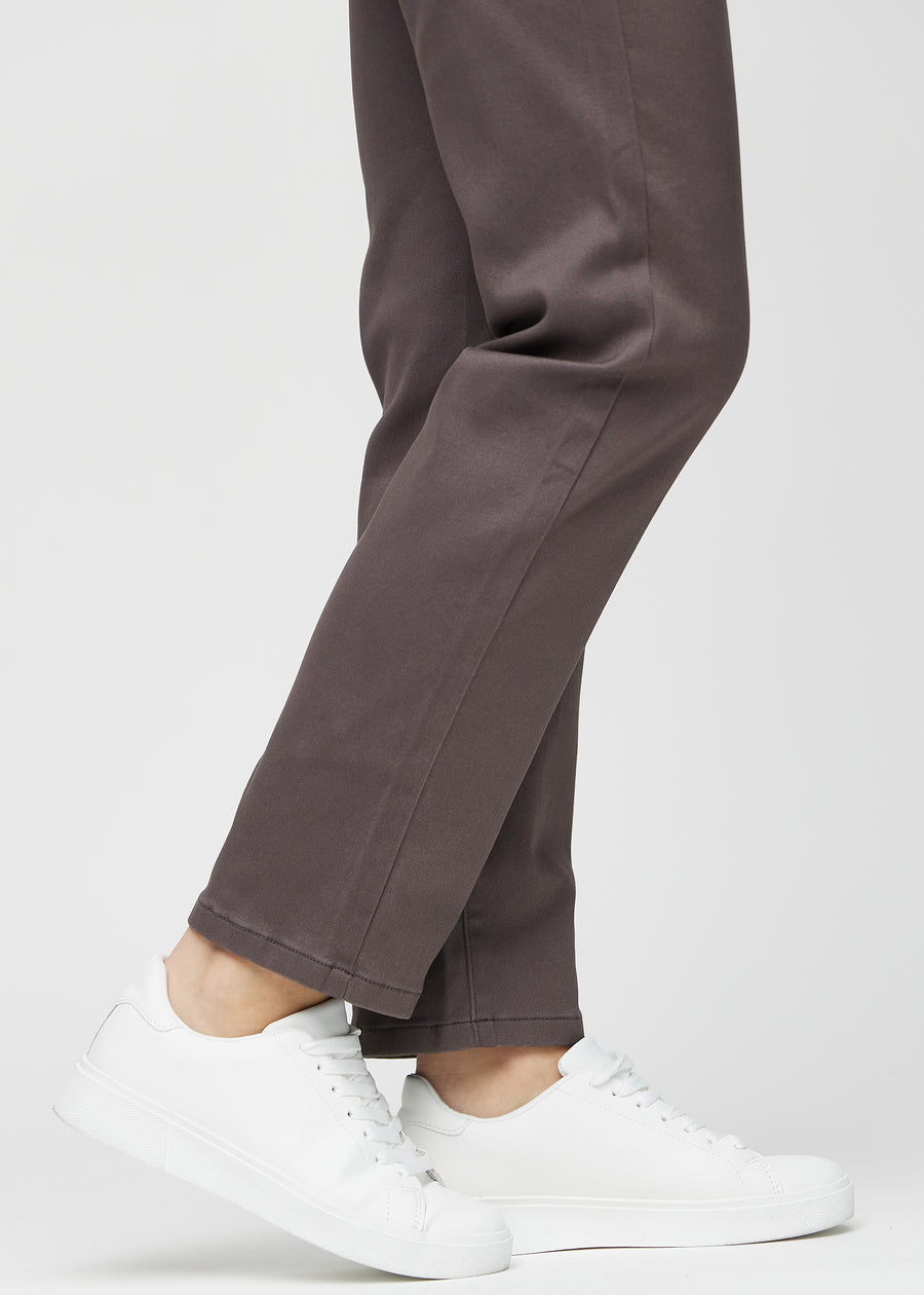 Regular jeans for women in grey-brown, color Thunders. Close-up at the ankles on a model, showing the straight leg openings.