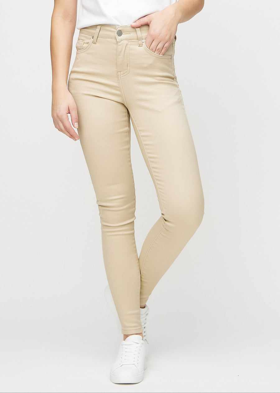 Skinny jeans for women in beige, color Gazelles. Front view on a model, showing the close fit through the legs.