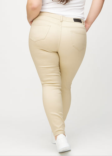 Skinny jeans for women in beige, color Gazelles. Back view on a plus-size model, showing the overall fit.