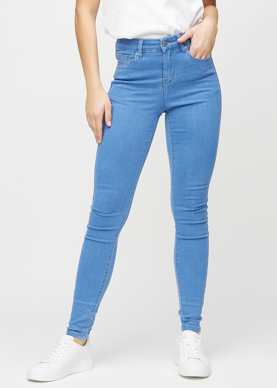Blue skinny jeans, model name Geraniums, which fits closely to the leg, seen from the front.