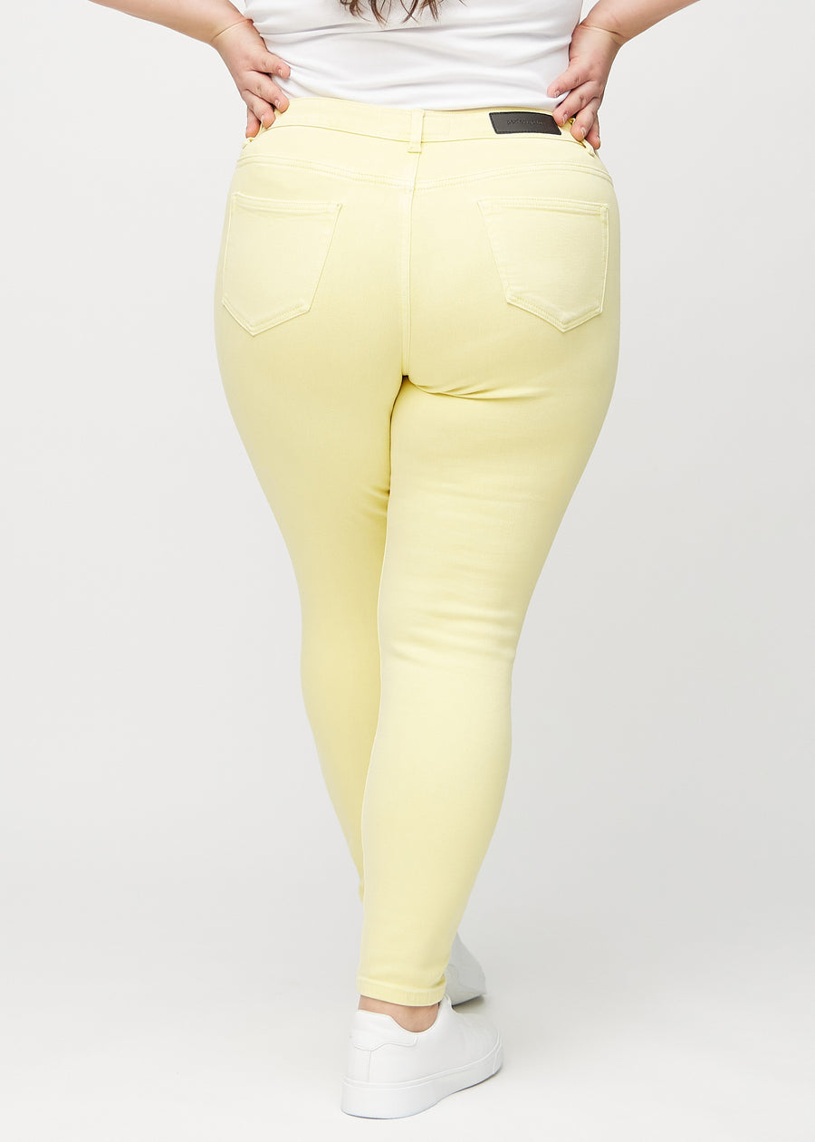 Skinny jeans for women in light yellow, color Lemonades. Back view on a plus-size model, showing the full fit.