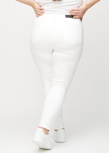 Skinny jeans for women in white, color Marguerites. Back view on a plus-size model, showing the full fit.