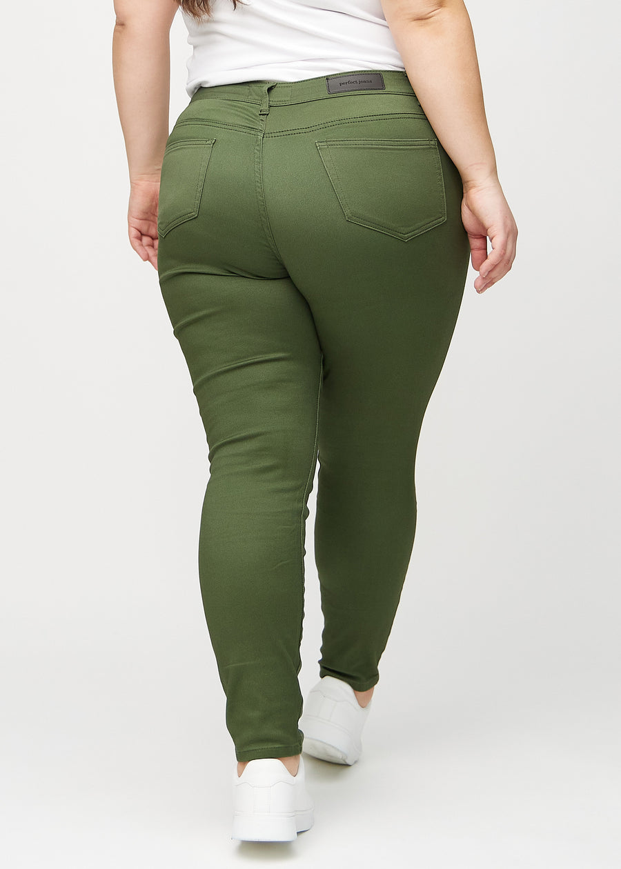 Skinny jeans for women in dark green, color Renewals. Back view on a plus-size model, showing the full fit.