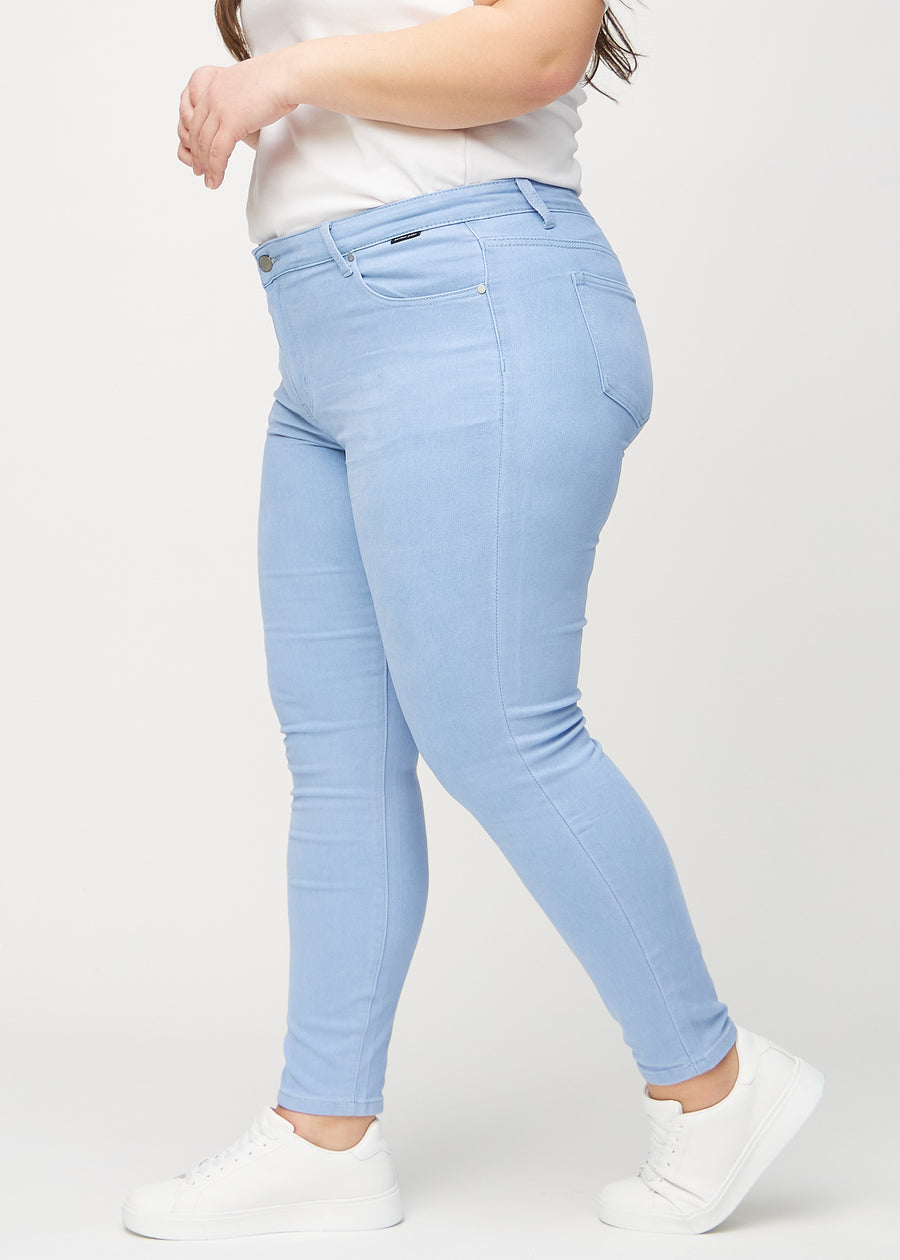Skinny jeans for women in light blue, color Skies. Side view on a plus-size model.